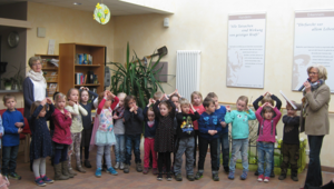 Kindergartenkinder bringen Frühlingsstimmung ins Altenheim